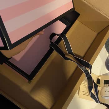 Açık Kapaklı Ve Eksik Ürünler Hediye Paketi Bozuk Gönderildi, Müşteri Hizmetleri Yanıt Vermiyor