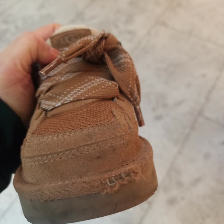 UGG Ayakkabının Burnunda Belirgin Bir Aşınma Oluştu