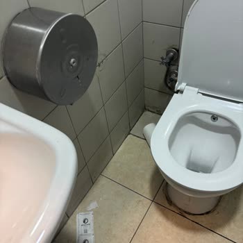 İstanbul Süreyya Plajı Penguen Kitabevi’nde Su Şişesi Yasak Ve Hijyen Sorunları