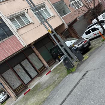 Kaldırımda Bariyerler Engellileri Ve Bebek Arabasını Tehlikeye Atıyor