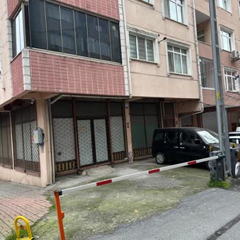 Kaldırımda Bariyerler Engellileri Ve Bebek Arabasını Tehlikeye Atıyor