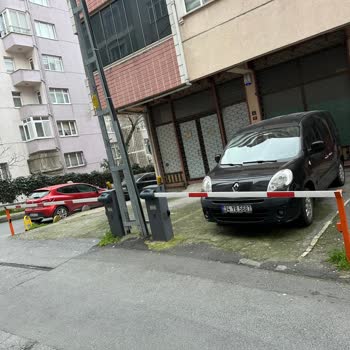 Kaldırımda Bariyerler Engellileri Ve Bebek Arabasını Tehlikeye Atıyor