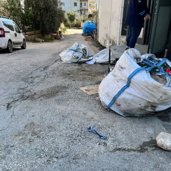 Silifke A101 Şubesinin Yanındaki Açık Atık Çuvalları Çevre Kirliliğine Neden Oluyor