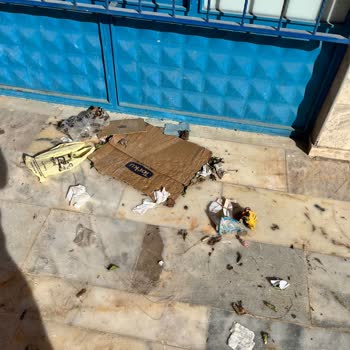 Silifke A101 Şubesinin Yanındaki Açık Atık Çuvalları Çevre Kirliliğine Neden Oluyor