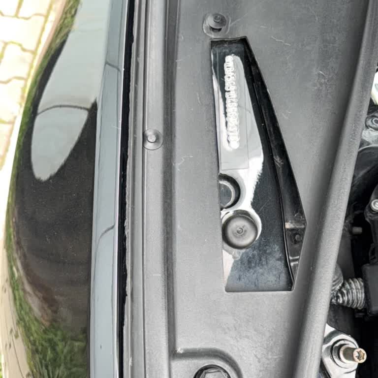 BMW 525d XDrive Kaput Çamurluk Plastik Parçalarının Kırılması Ve Ücretsiz Değişim Talebi