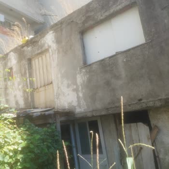 Filiz Apartmanında Düşen Beton Parçaları Çocukları Tehlikeye Atıyor