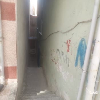 Filiz Apartmanında Düşen Beton Parçaları Çocukları Tehlikeye Atıyor