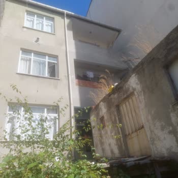 Filiz Apartmanında Düşen Beton Parçaları Çocukları Tehlikeye Atıyor