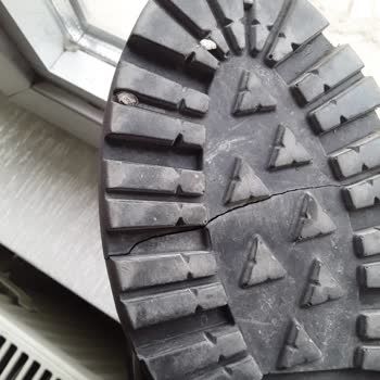 Az Kullanımda Botların Tabanı Yarıldı Ve İç Tabanı Deforme, Değişim Talep Ediyorum