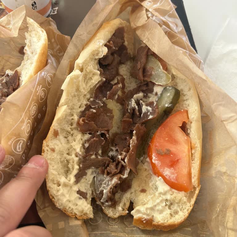 Gaziantep Forum AVM Usta Dönerci Şubesinde Az Etli Sandviç Ve Sert Madde Şikayeti