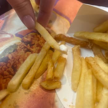 Popeyes Bornova Şubesinde Yemeğe Kıl Düşmesi Hijyen İhlali