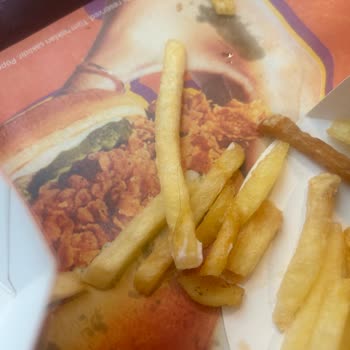 Popeyes Bornova Şubesinde Yemeğe Kıl Düşmesi Hijyen İhlali