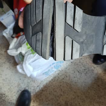 Ayakkabının Tabanı 8 Ayda Yırtıldı, Mağaza Garanti Süresi İddiasıyla Çözüm Sunmadı