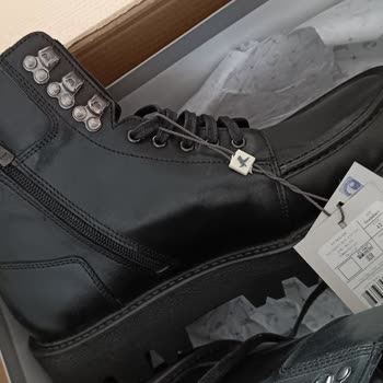 Trendyol’da Yanıltıcı Ürün Görseli: Bağcıklı Bot Yerine Fermuarlı Bot Gönderildi