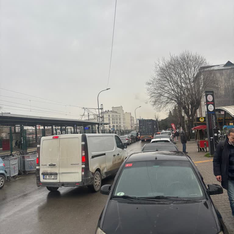 Harmanlı Sokak’ta Acil Servis Girişini Engelleyen Yoğun Park Sorunu