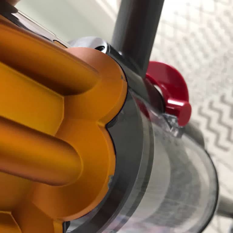 Dyson V12 Süpürge Gövde Deformasyonu Nedeniyle Değişim Talebi
