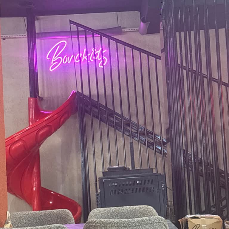 Dekoratif Kaydırak Çocuk Oyun Alanı Gibi Yanıltıyor, Açıklama Ve Özür Bekliyoruz