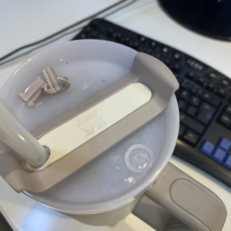 Stanley Termosunun Kapağı Kısa Sürede Kırıldı, Tamir Edilemiyor