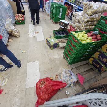 Ayazağa BİM Şubesinde Kedi Ve Temizlik Sorunları Müşterileri Rahatsız Ediyor