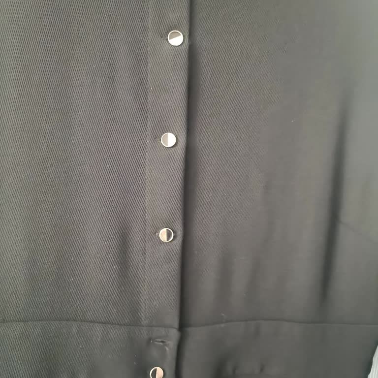 Defolu Elbise Ve Cevapsız Müşteri Hizmetleri