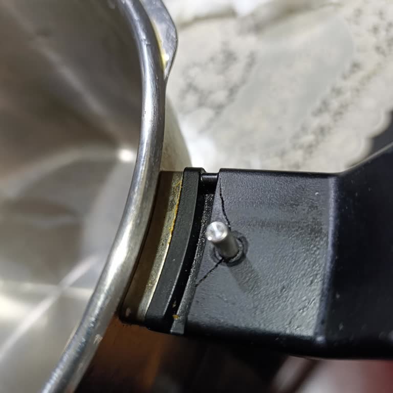 Garanti Kapsamındaki Düdüklü Tencere Kulpunda Çatlak, Servis Sorumluluğu Reddedildi