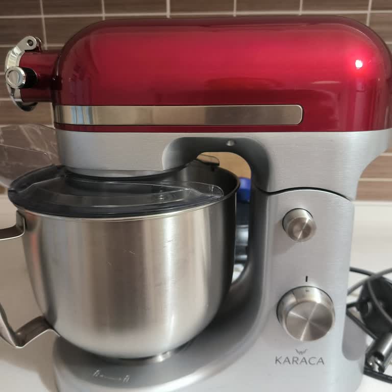 Karaca Hamur Yoğurma İşlemi Sırasında İçinden Siyah Parçalar Dökülüyor