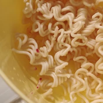 Dudomi Noodle Üzerindeki Kırmızı Renk İçin Açıklama Ve Tazminat Talebi