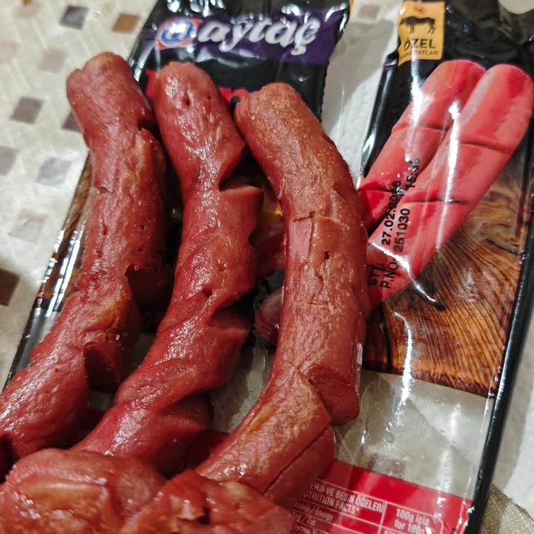 Aytaç Dana Sosisinde Şüpheli Koku Ve Tadıyla Sağlık Endişesi