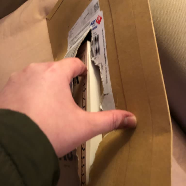 Aras Kargo'nun Yırtık Paketi Ve Teslim Kodu İsteği Üzerine Şikayet