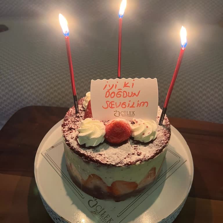 Çilek Şubesi Yaş Pasta Kreması Kalitesiz Ve İçerik Eksik İade Talebi