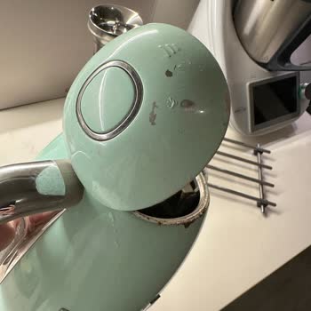 Yüksek Fiyatlı Smeg Kettle’da Boya Soyulması Ve Paslanma, Servis Yardımcı Olmadı