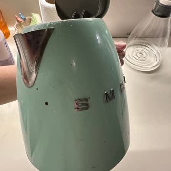 Yüksek Fiyatlı Smeg Kettle’da Boya Soyulması Ve Paslanma, Servis Yardımcı Olmadı