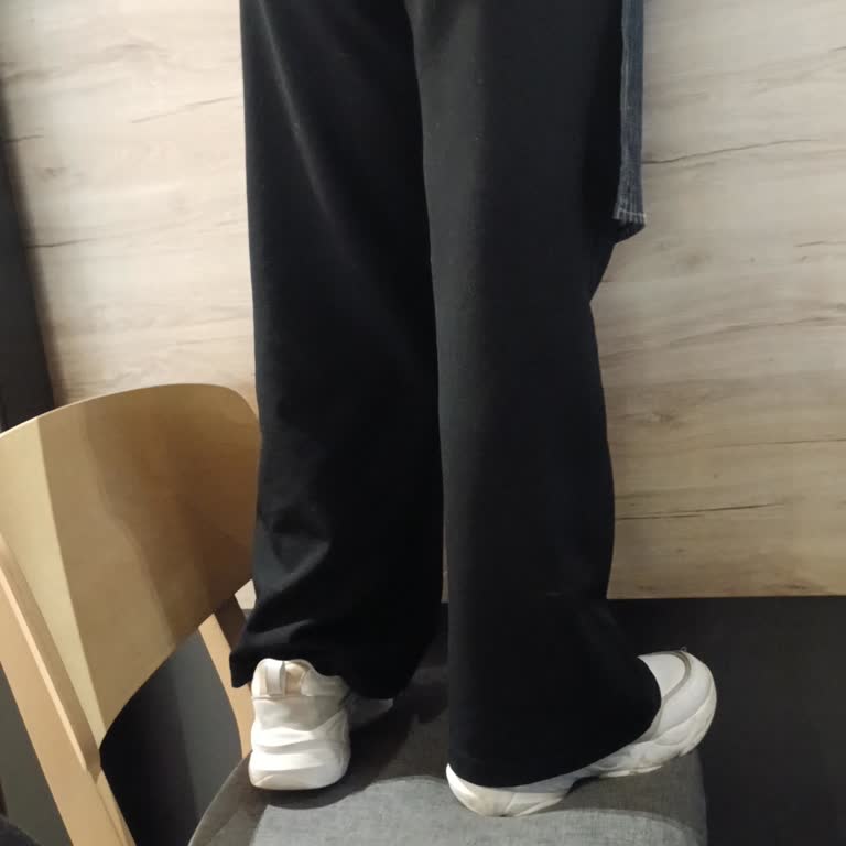 Ayakkabıyla Oturak Temizleyen Çalışanın Hijyen İhlali