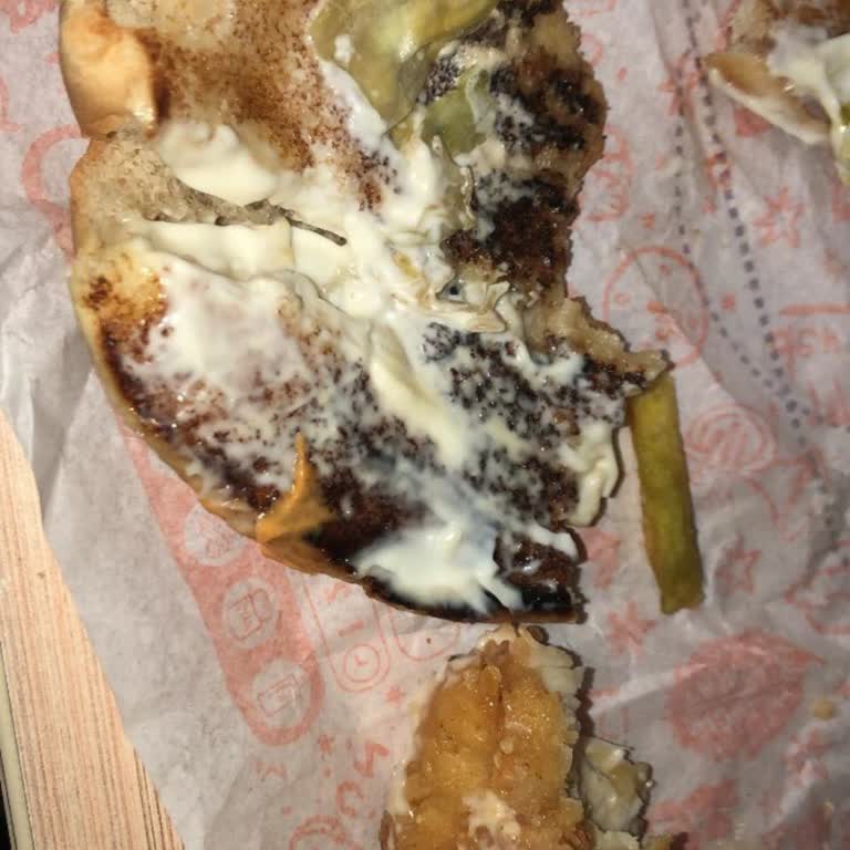 Popeyes Hamburgerde Siyah Ve Yeşil Patates Kızartması