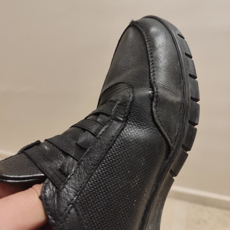 FLO Mağazasında 2 Yıllık Garanti Verilen Ayakkabının Dikiş Sorunu