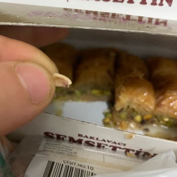 Baklavada Antep Fıstığı Kabuğu Dişimi Kırdı: Ücret İadesi Ve Tedavi Masrafı Talebi