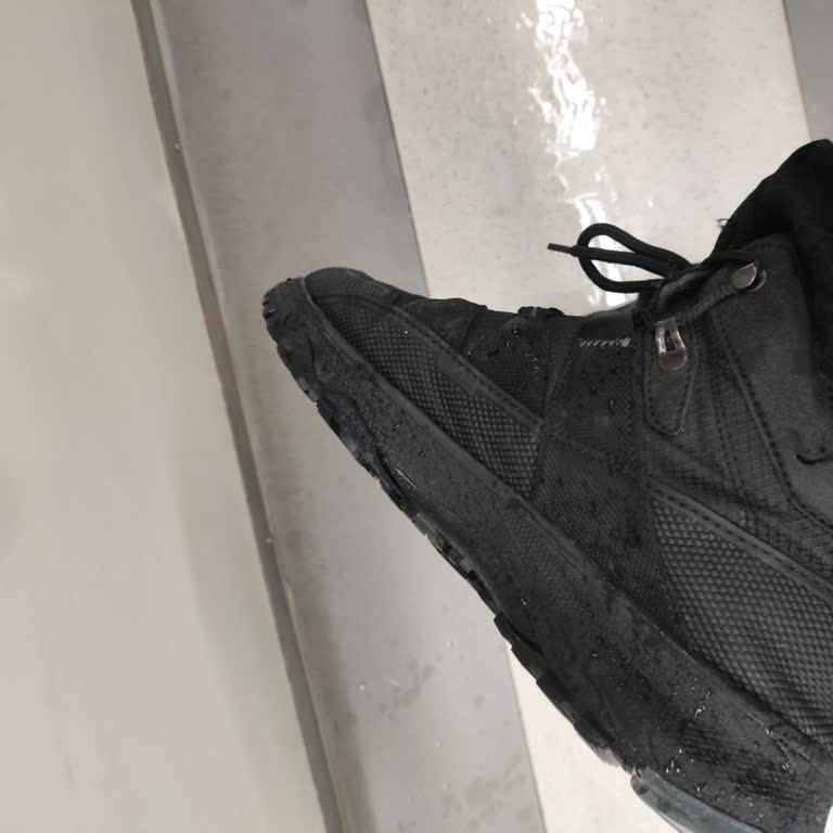 Yağmurlu Günlerde Su Geçiren Ve Ayağımı Rahatsız Eden Bot