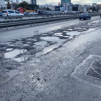 Yenibosna'da Bozuk Asfalt ve Güvenlik Riski