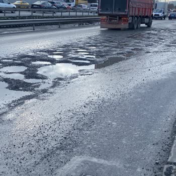 Yenibosna'da Bozuk Asfalt ve Güvenlik Riski