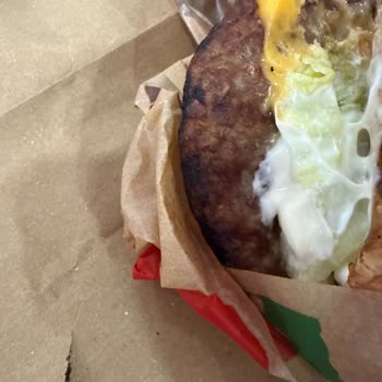 Yemeksepeti Üzerinden Aldığım Bozulmuş Hamburger Ve Son Kullanma Tarihi Geçmiş Ayran