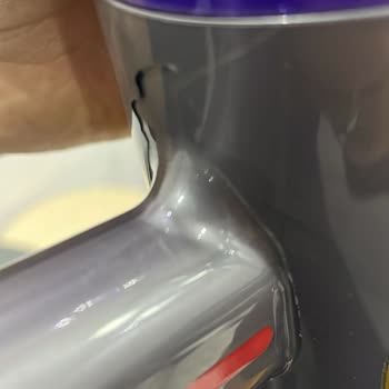 Dyson V12 Gövde Batarya Birleşimindeki Çatlak İçin Garanti Kapsamında Değişim Talebi