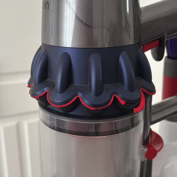 Dyson V15 Süpürgesindeki Deforme Filtre Lastiklerinin Değişimi Talep Ediliyor