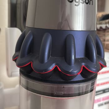 Dyson V15 Süpürgesindeki Deforme Filtre Lastiklerinin Değişimi Talep Ediliyor