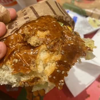 Yanmış Burgerler Ve İlgisiz Personel Nedeniyle İade Ve Özür Talebi