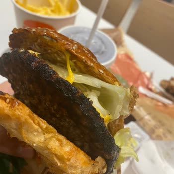 Yanmış Burgerler Ve İlgisiz Personel Nedeniyle İade Ve Özür Talebi