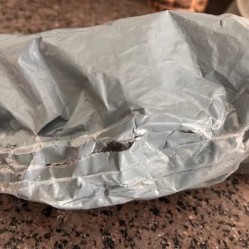 Kargo Tesliminde Boş Saat Kutusu Ve Yırtılmış Paket