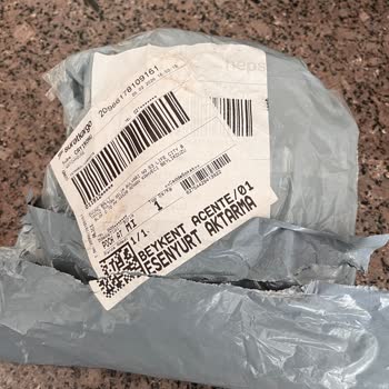 Kargo Tesliminde Boş Saat Kutusu Ve Yırtılmış Paket