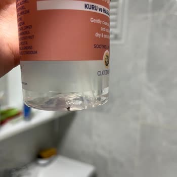 Gratis'ten Aldığım Celenes Yüz Yıkama Jelinde Görülen Siyah Parçacıklar Güvenimizi Sarsıyor