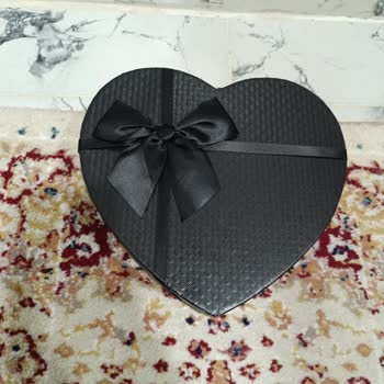 Shopier Değerli Elektronik Vaat Edilen Sürpriz Kutuda Sadece Plastik Çiçek Ve Anahtarlık Gönderildi