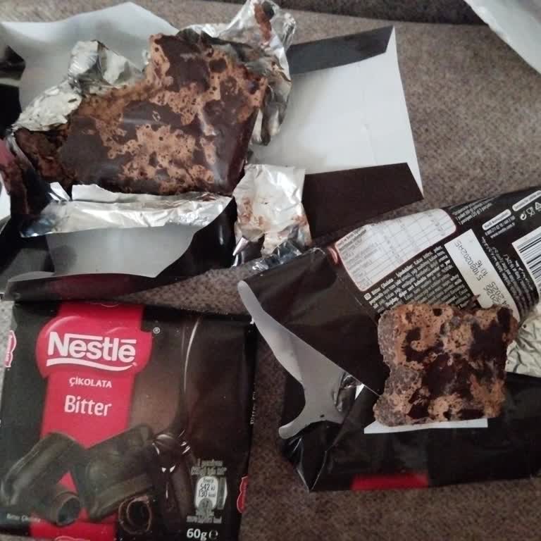 Üç Adet Bitter Çikolatanın Bozuk Renk Ve Doku Sorunu Sağlık Korkusuna Neden Oluyor